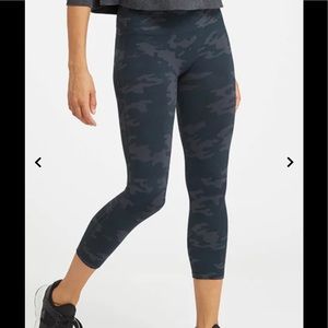 Spanx Camo Seamless Cropped Leggings Size Small